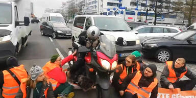 Biker will Klima-Kleber-Blockade durchbrechen
