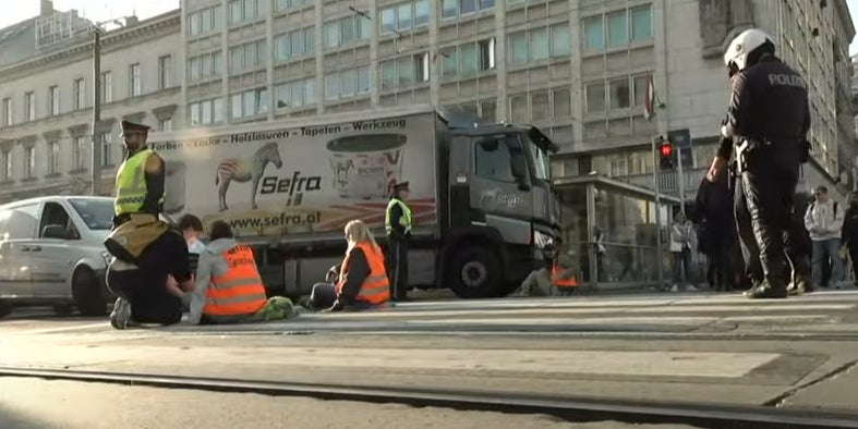 Klimaaktivisten klebten sich am Wiener Ring fest