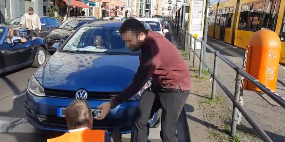 Autofahrer schlägt Klima-Kleber Brille aus dem Gesicht