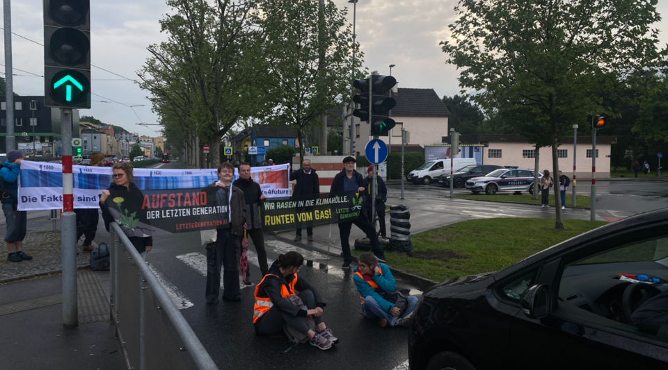 Klima-Kleber legen Verkehr in Wien und Innsbruck lahm