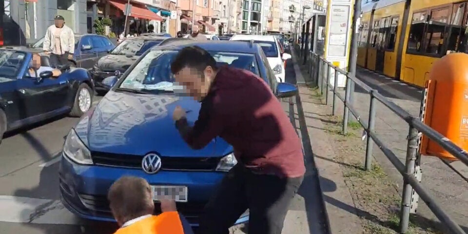 Autofahrer schlägt Klima-Kleber Brille aus dem Gesicht