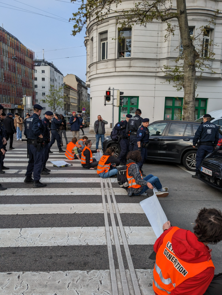 Klima-Kleber sorgen für nächstes Verkehrs-Chaos
