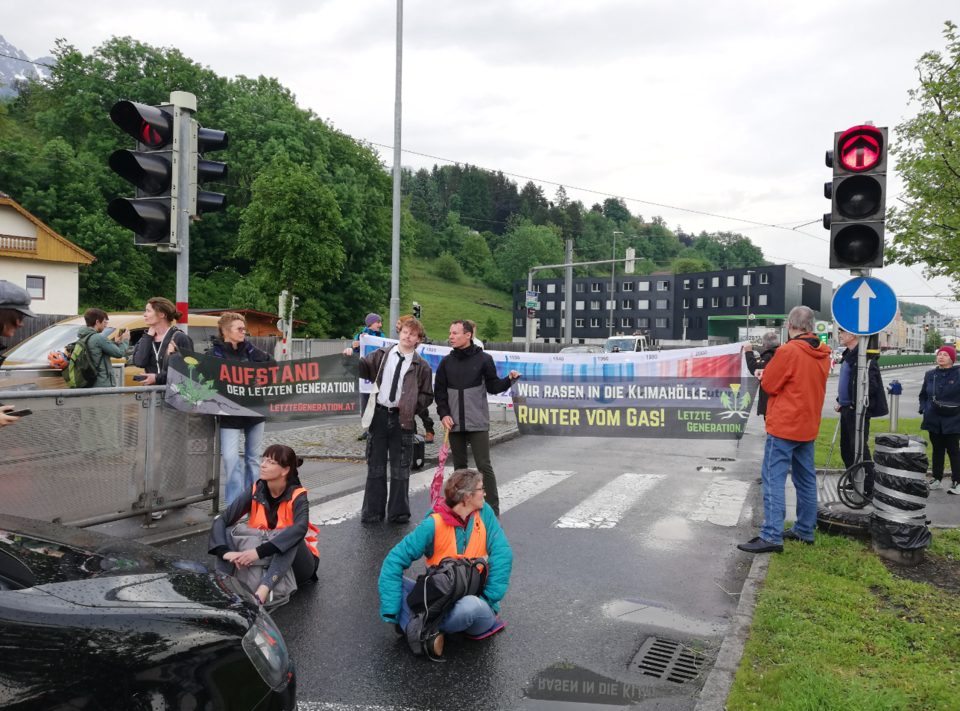 Klima-Kleber legen Verkehr in Wien und Innsbruck lahm
