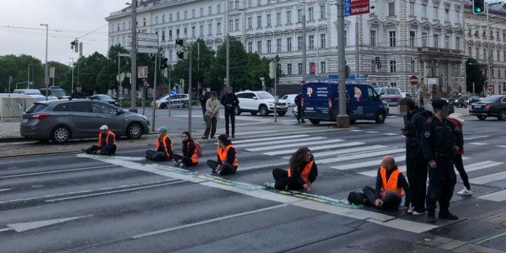 ''Mega-Protest'': Klima-Kleber legen Verkehr in Wien lahm