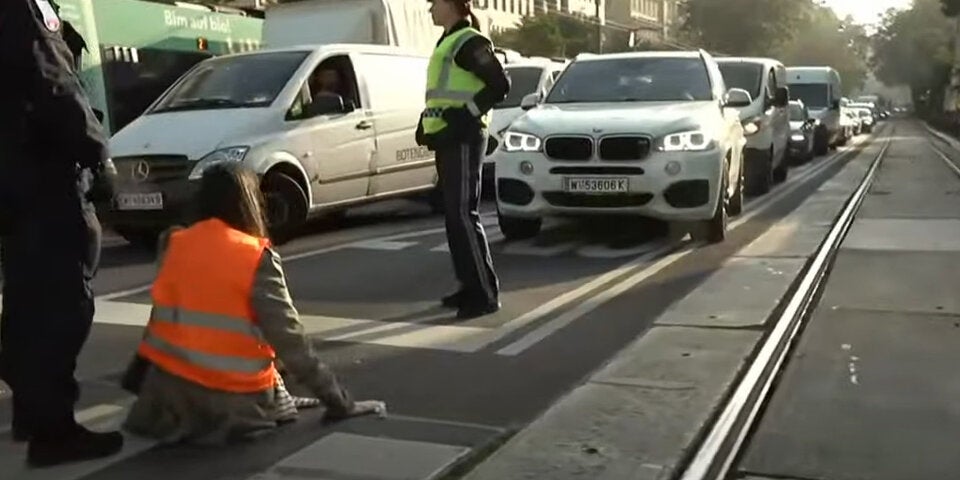 Klimaaktivisten klebten sich am Wiener Ring fest