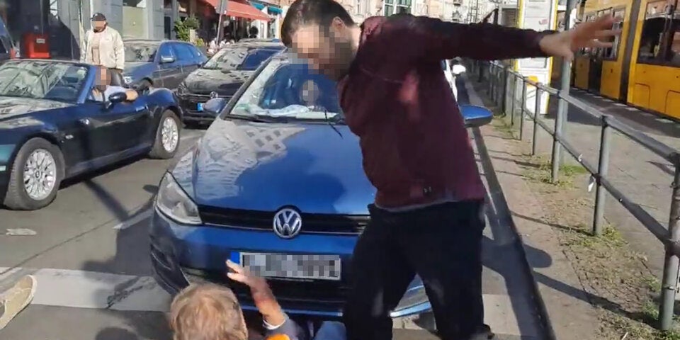 Autofahrer schlägt Klima-Kleber Brille aus dem Gesicht