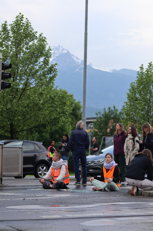 Klima-Kleber legen Verkehr in Wien und Innsbruck lahm
