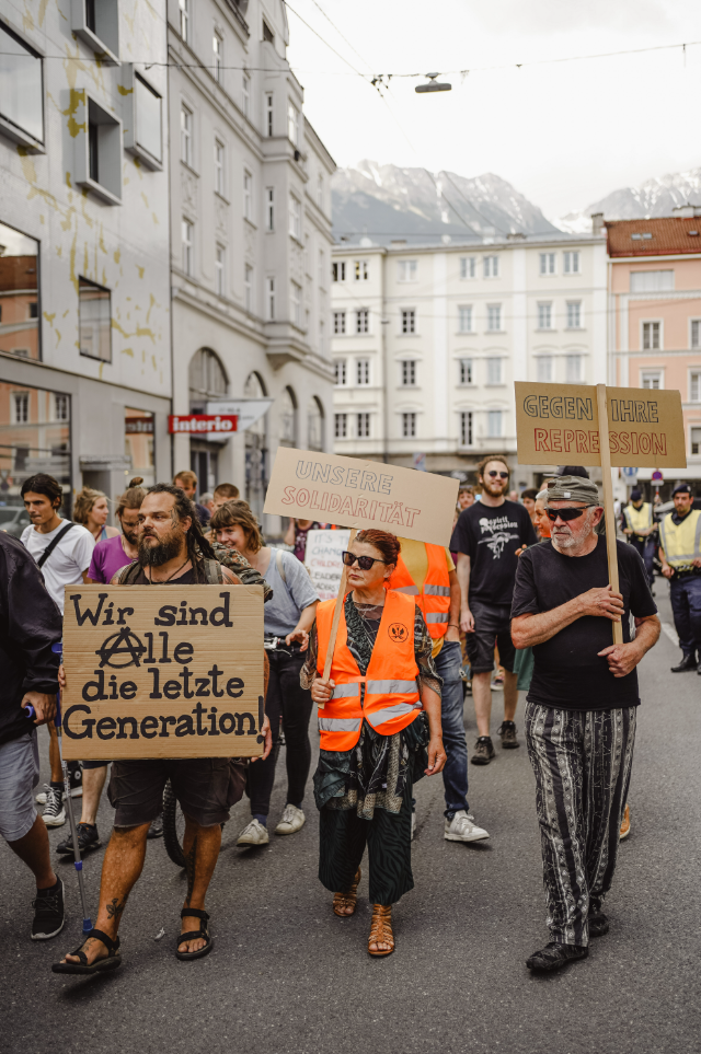 Mitten im Reiseverkehr: Klima-Kleber spazieren durch Wien