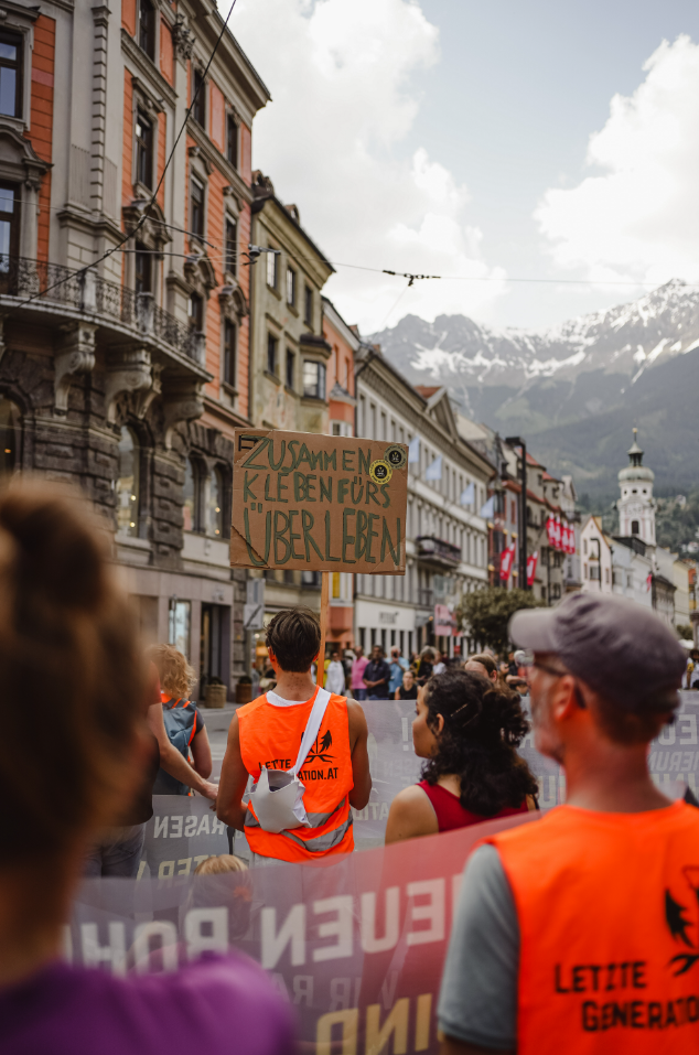 Mitten im Reiseverkehr: Klima-Kleber spazieren durch Wien