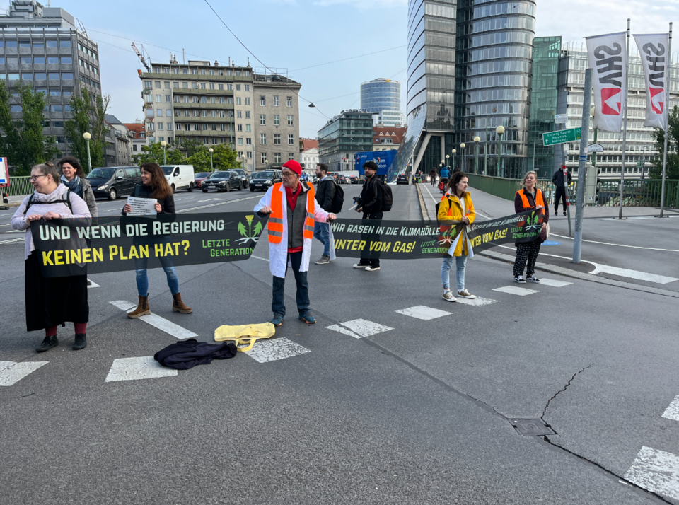 Klima-Kleber sorgen für nächstes Verkehrs-Chaos