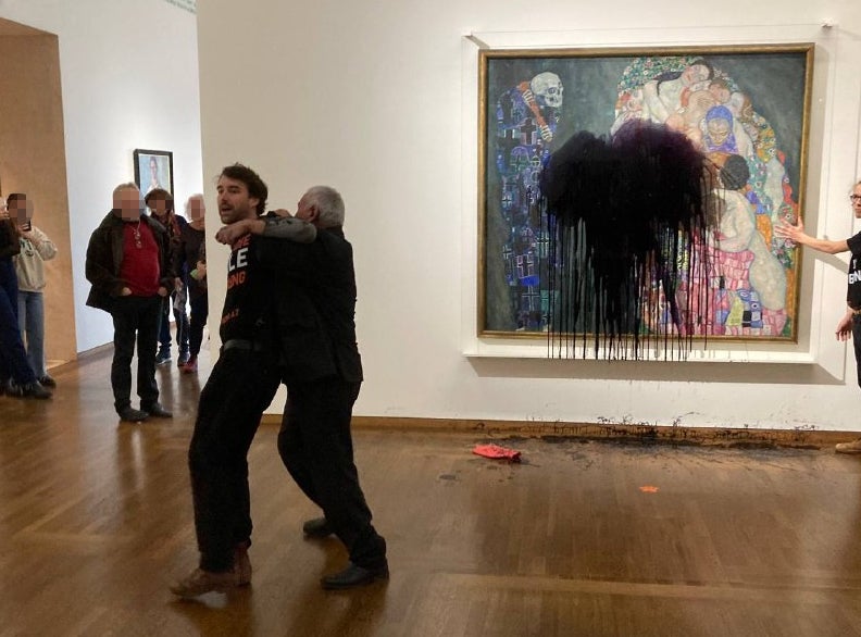 Video: Hier schütten Klima-Aktivisten Farbe auf Klimt-Bild