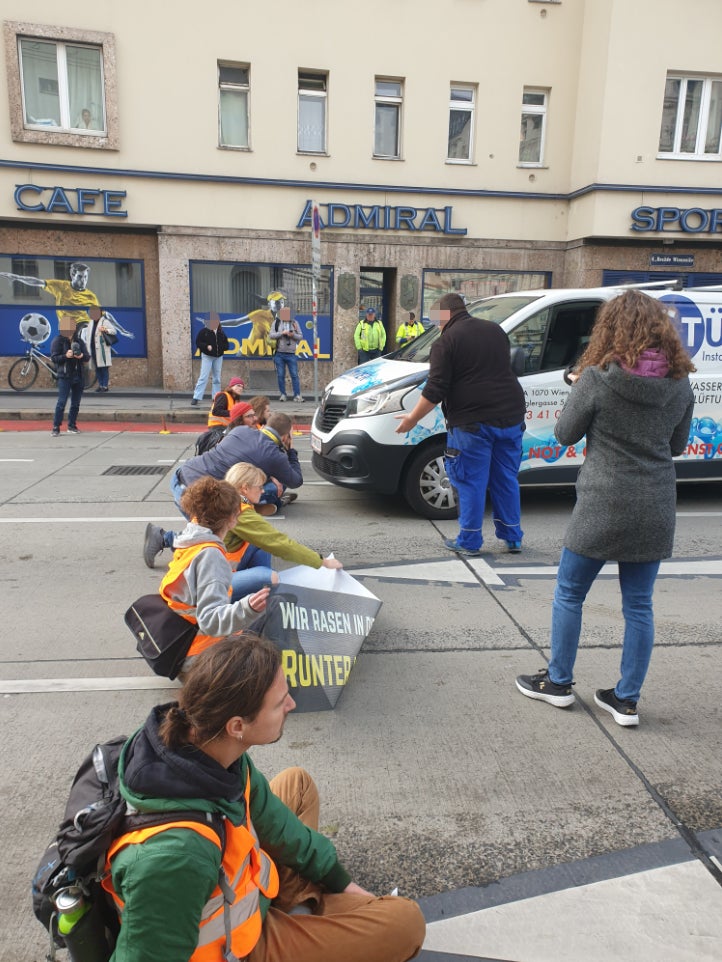 Kabarettisten blockieren zusammen mit Klima-Klebern Straße