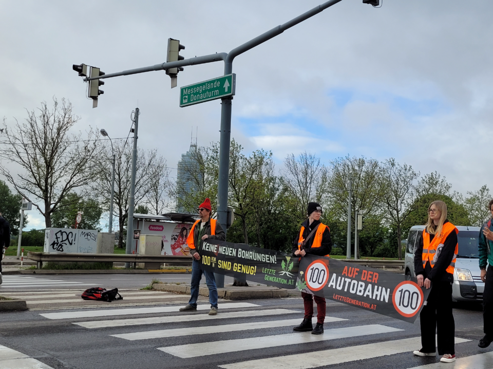 Klima-Aktivist klebte sich an Rad von Auto fest!