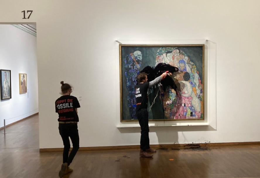 Video: Hier schütten Klima-Aktivisten Farbe auf Klimt-Bild