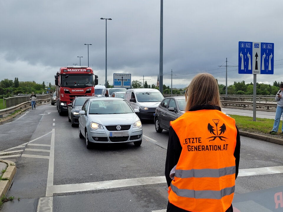 Kabarettisten blockieren zusammen mit Klima-Klebern Straße