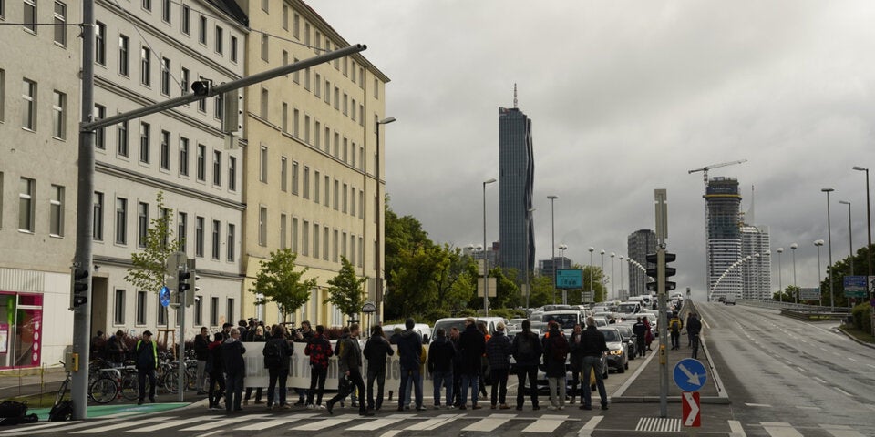 Klima-Aktivist klebte sich an Rad von Auto fest!