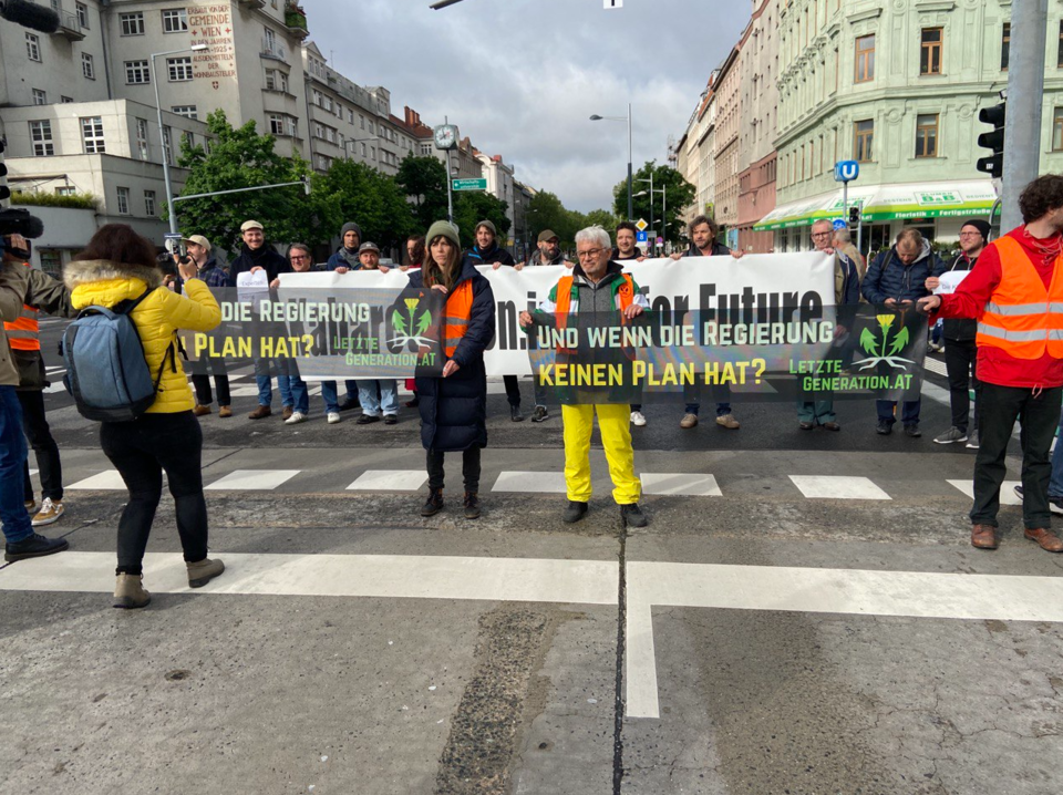 ''Mega-Protest'': Klima-Kleber legen Verkehr in Wien lahm