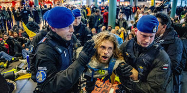 Niederländische Polizei nimmt Dutzende Klimaaktivisten fest