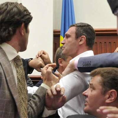 Klitschko prügelt sich im Parlament