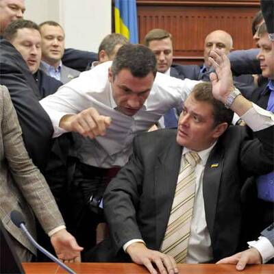 Klitschko prügelt sich im Parlament