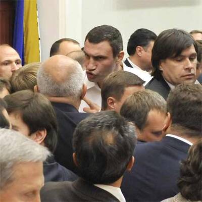 Klitschko prügelt sich im Parlament