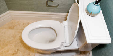 Bub blieb mit Kopf in Klobrille stecken