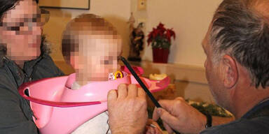 Erneut: Kind steckt mit Kopf in Klositz