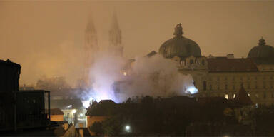 Rauchs&auml;ule &uuml;ber dem Stift Klosterneuburg