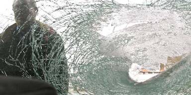 Irrer wirft Holzklotz auf Autobahn - Mutter tot