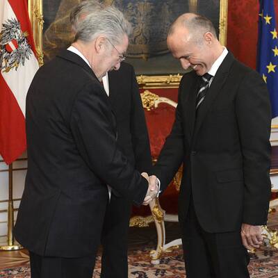 Klug als Verteidigungsminister angelobt