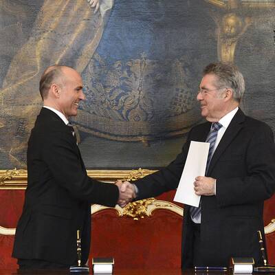 Klug als Verteidigungsminister angelobt