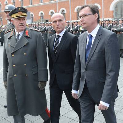 Klug als Verteidigungsminister angelobt