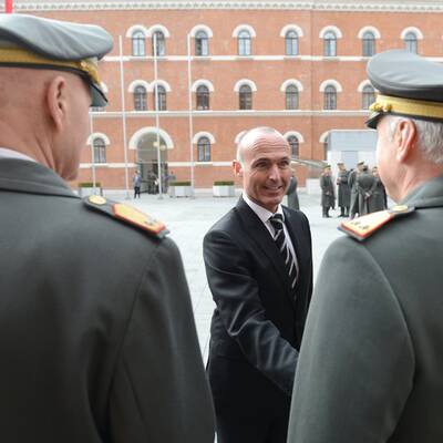 Klug als Verteidigungsminister angelobt