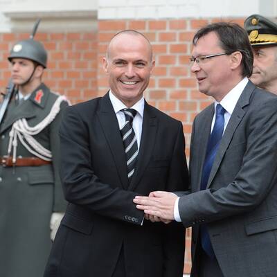 Klug als Verteidigungsminister angelobt