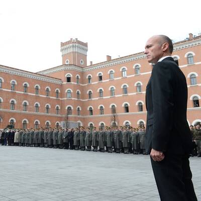 Klug als Verteidigungsminister angelobt