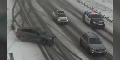 Autos auf Schneefahrbahn