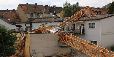 Kran stürzt auf Haus - ein Verletzter 