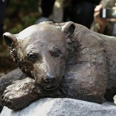 Denkmal für Eisbär Knut enthüllt