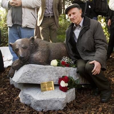 Denkmal für Eisbär Knut enthüllt