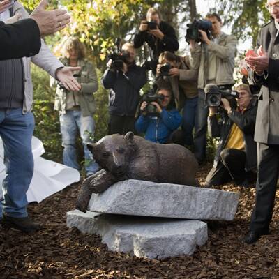 Denkmal für Eisbär Knut enthüllt