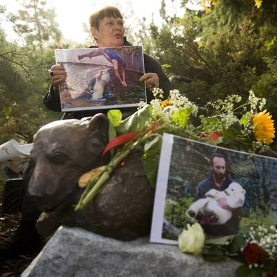 Denkmal für Eisbär Knut enthüllt