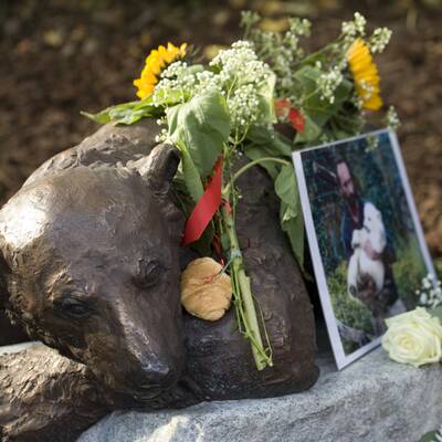 Denkmal für Eisbär Knut enthüllt