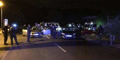 Hooligans attackierten Polizisten mit Autos
