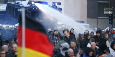 Köln: Polizei löst Pegida-Demo auf 