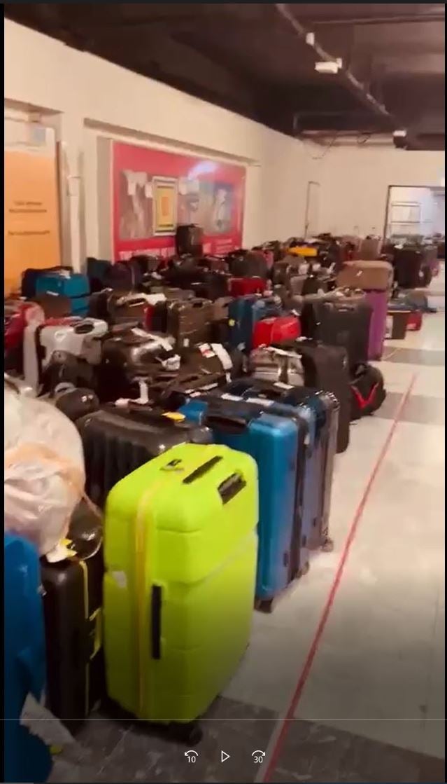 Flug-Chaos: Hunderte verlorene Koffer