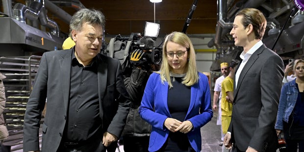 Türkis-grüne Show um 6 Uhr früh in der Bäckerei