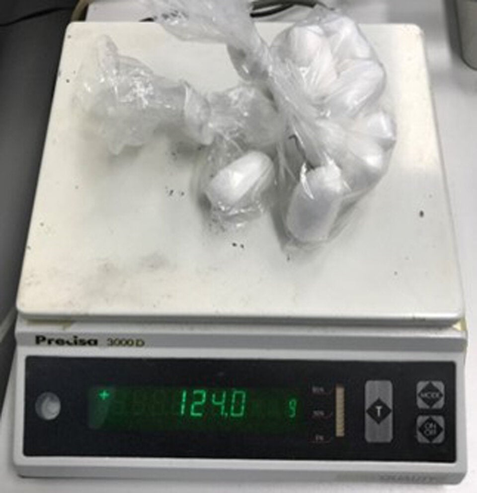 Dealer versteckte Drogen in Socken & Beinprothese – Festnahme