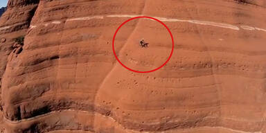 Mountainbiker fährt durch Wand