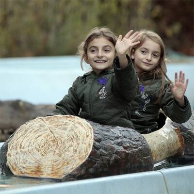 Komani-Zwillinge amüsieren sich im Prater