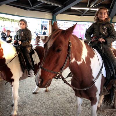 Komani-Zwillinge amüsieren sich im Prater
